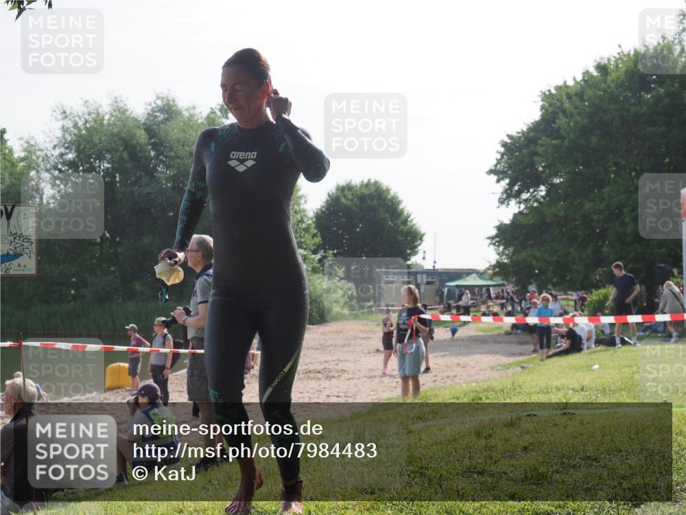 15.06.2025 - 27. Vierlanden-Triathlon KatJ http://msf.ph/oto/7984483 15.06.2025 08:55:42 Schwimmen 225 meine-sportfotos.de