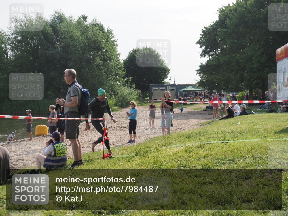 15.06.2025 - 27. Vierlanden-Triathlon KatJ http://msf.ph/oto/7984487 15.06.2025 08:56:17 Schwimmen 239 meine-sportfotos.de