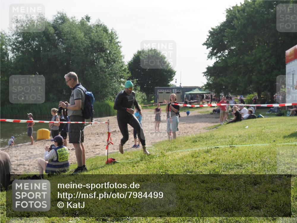 15.06.2025 - 27. Vierlanden-Triathlon KatJ http://msf.ph/oto/7984499 15.06.2025 08:56:18 Schwimmen 239 meine-sportfotos.de