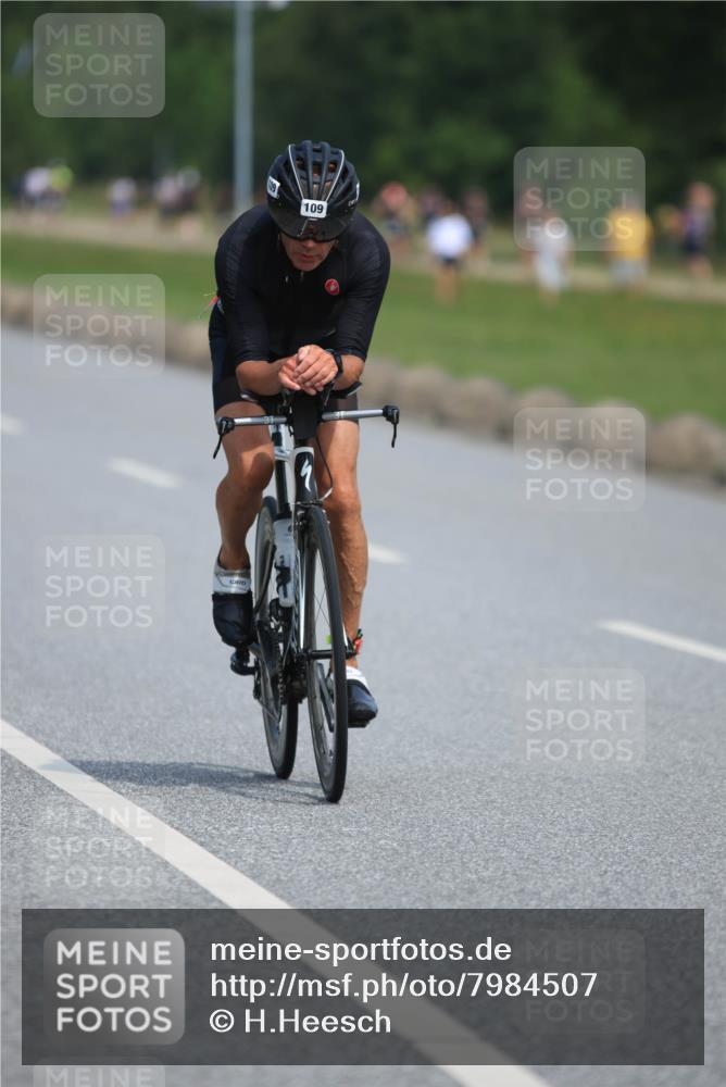 21.06.2025 - 27. Vierlanden-Triathlon H.Heesch http://msf.ph/oto/7984507 15.06.2025 11:22:55 Radfahren 109, 770, 776, 946 meine-sportfotos.de