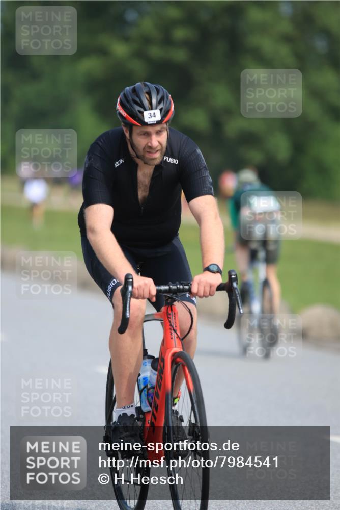 21.06.2025 - 27. Vierlanden-Triathlon H.Heesch http://msf.ph/oto/7984541 15.06.2025 11:23:08 Radfahren 34, 71, 183, 963 meine-sportfotos.de
