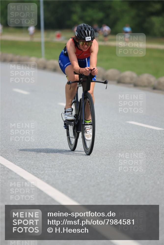 15.06.2025 - 27. Vierlanden-Triathlon H.Heesch http://msf.ph/oto/7984581 15.06.2025 11:00:43 Radfahren 61, 226, 421, 586, 726, 759 meine-sportfotos.de