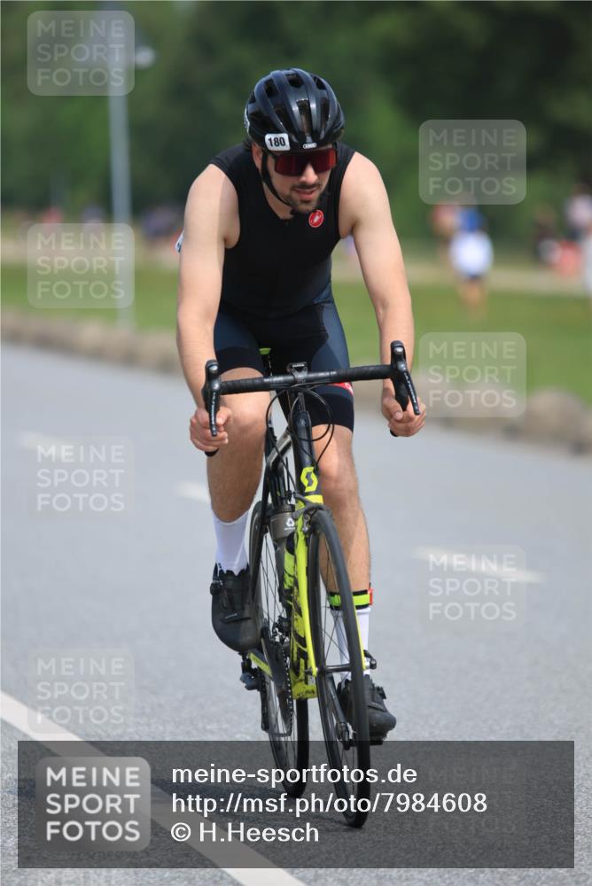 21.06.2025 - 27. Vierlanden-Triathlon H.Heesch http://msf.ph/oto/7984608 15.06.2025 11:23:18 Radfahren 180, 183, 753, 858 meine-sportfotos.de