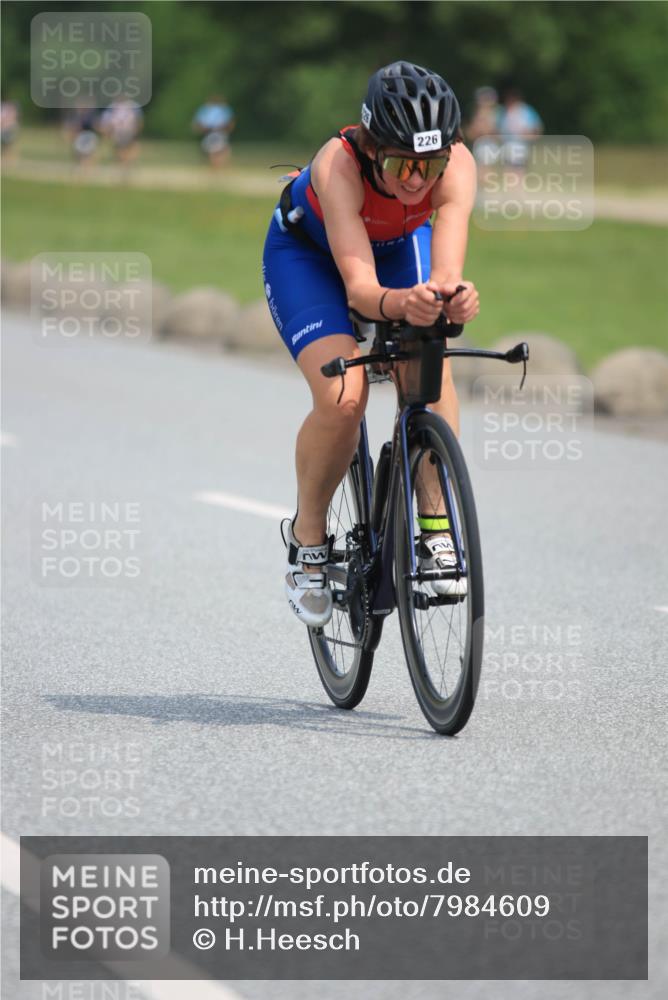 15.06.2025 - 27. Vierlanden-Triathlon H.Heesch http://msf.ph/oto/7984609 15.06.2025 11:00:44 Radfahren 226, 421, 586, 726, 759 meine-sportfotos.de