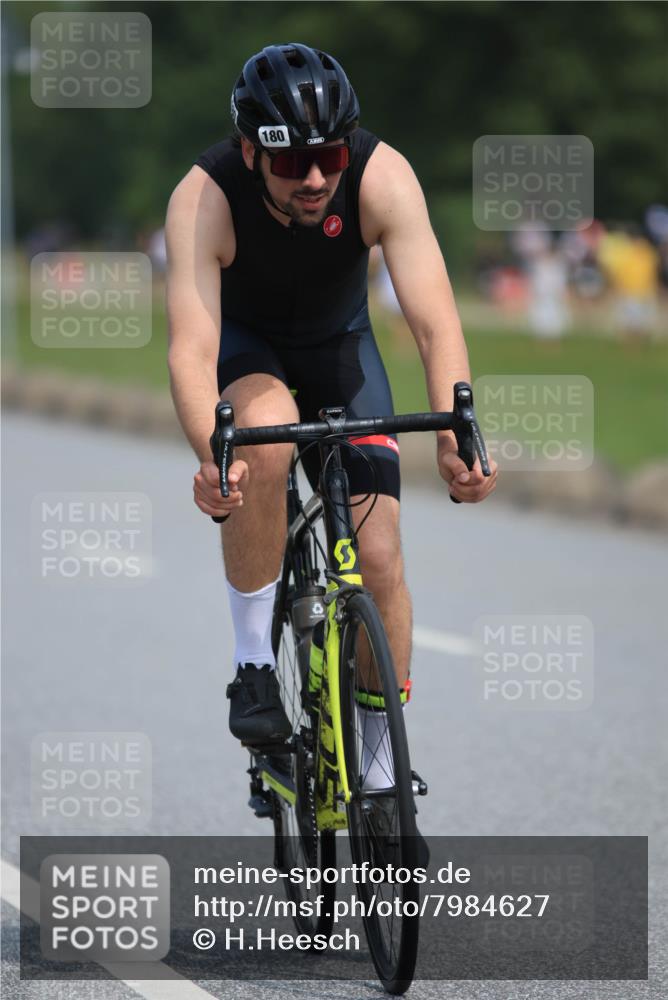 21.06.2025 - 27. Vierlanden-Triathlon H.Heesch http://msf.ph/oto/7984627 15.06.2025 11:23:18 Radfahren 180, 183, 753, 858 meine-sportfotos.de