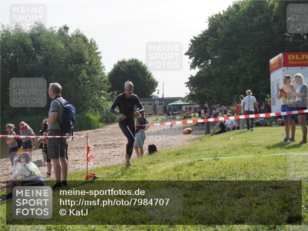 15.06.2025 - 27. Vierlanden-Triathlon KatJ http://msf.ph/oto/7984707 15.06.2025 08:58:08 Schwimmen 151, 157 meine-sportfotos.de