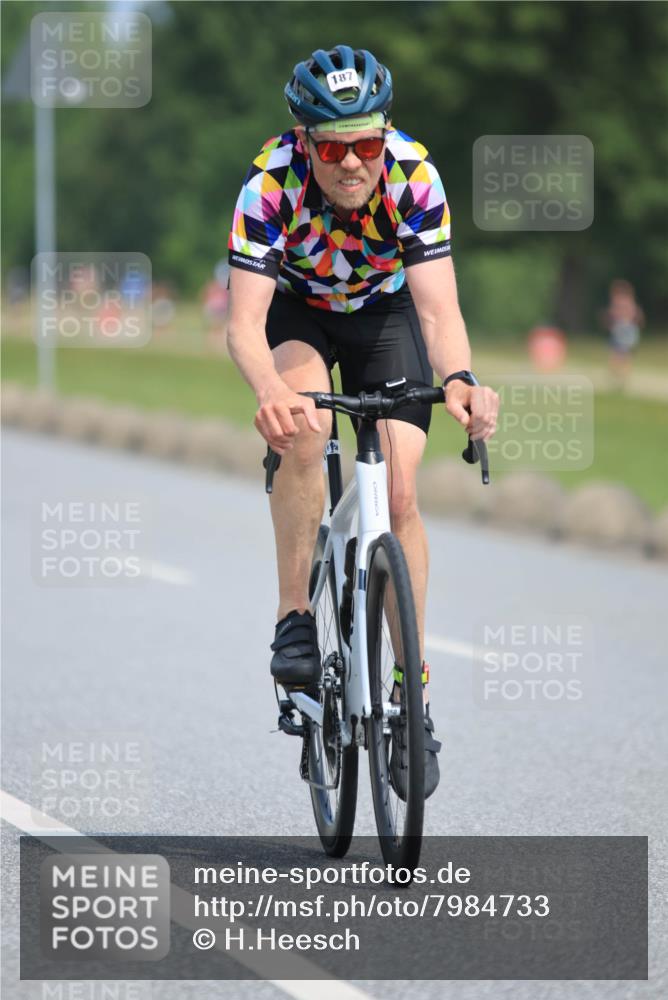 21.06.2025 - 27. Vierlanden-Triathlon H.Heesch http://msf.ph/oto/7984733 15.06.2025 11:23:36 Radfahren 187 meine-sportfotos.de