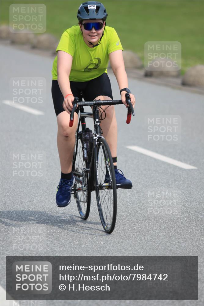 15.06.2025 - 27. Vierlanden-Triathlon H.Heesch http://msf.ph/oto/7984742 15.06.2025 11:02:08 Radfahren 125, 620, 713, 749 meine-sportfotos.de