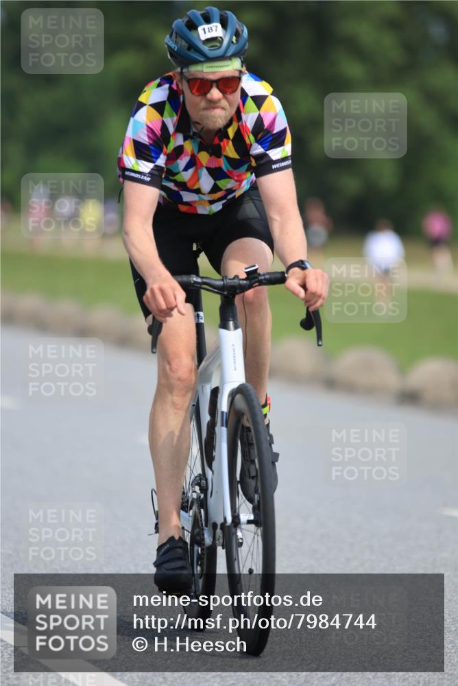 21.06.2025 - 27. Vierlanden-Triathlon H.Heesch http://msf.ph/oto/7984744 15.06.2025 11:23:36 Radfahren 187 meine-sportfotos.de