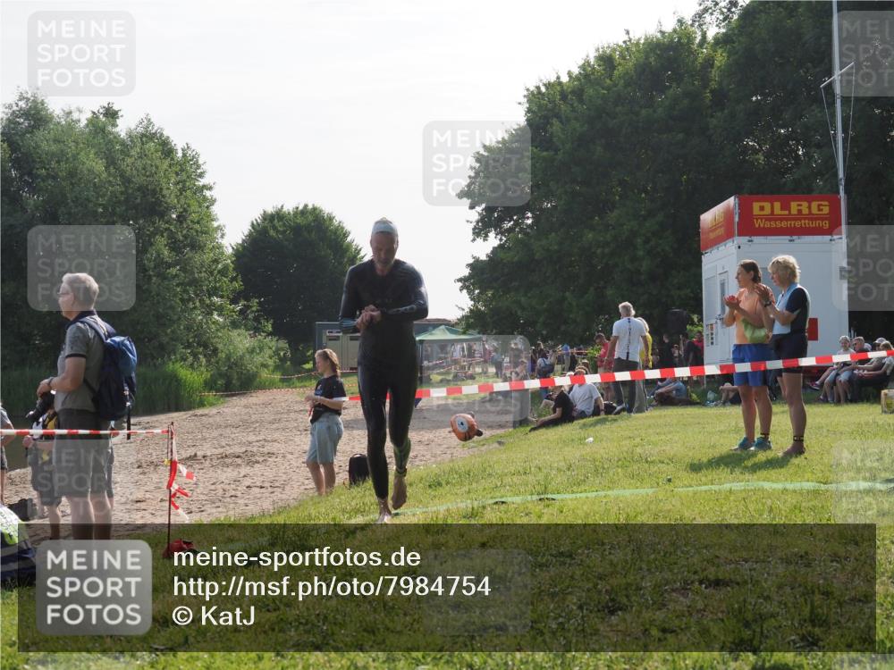 15.06.2025 - 27. Vierlanden-Triathlon KatJ http://msf.ph/oto/7984754 15.06.2025 08:58:09 Schwimmen 151, 157 meine-sportfotos.de