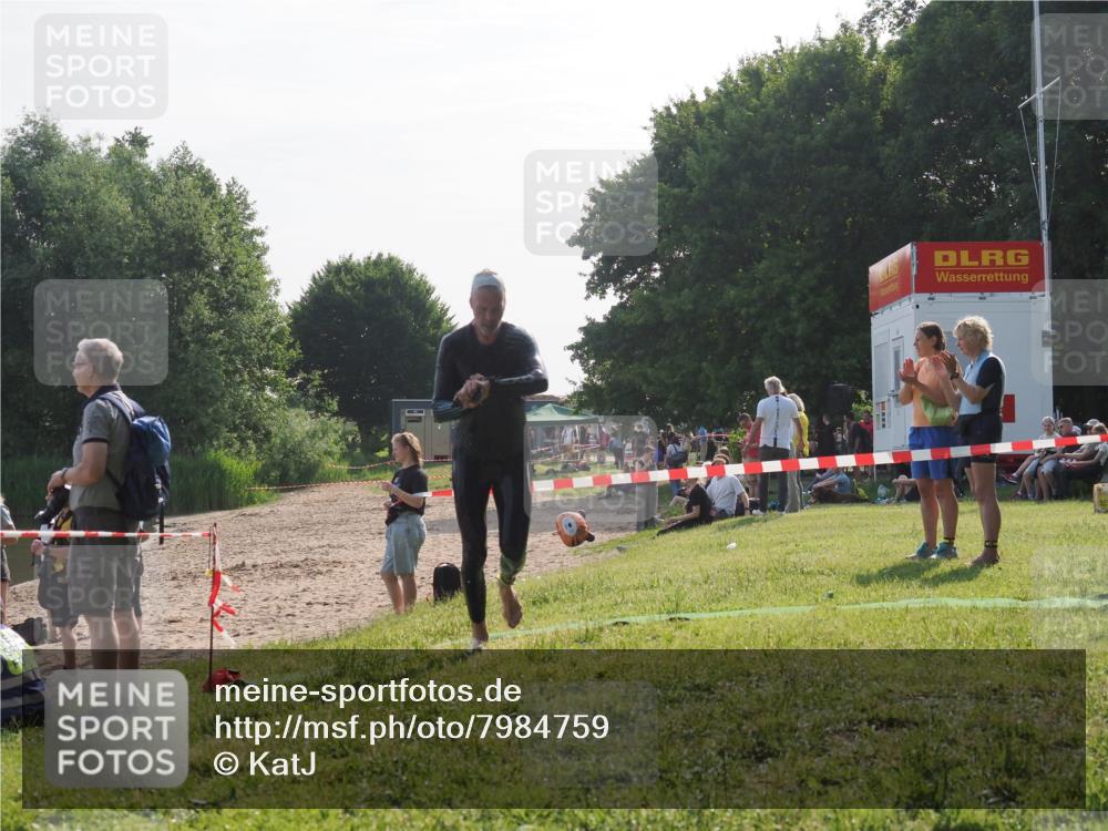 15.06.2025 - 27. Vierlanden-Triathlon KatJ http://msf.ph/oto/7984759 15.06.2025 08:58:09 Schwimmen 151, 157 meine-sportfotos.de