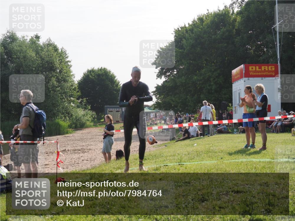 15.06.2025 - 27. Vierlanden-Triathlon KatJ http://msf.ph/oto/7984764 15.06.2025 08:58:09 Schwimmen 151, 157 meine-sportfotos.de