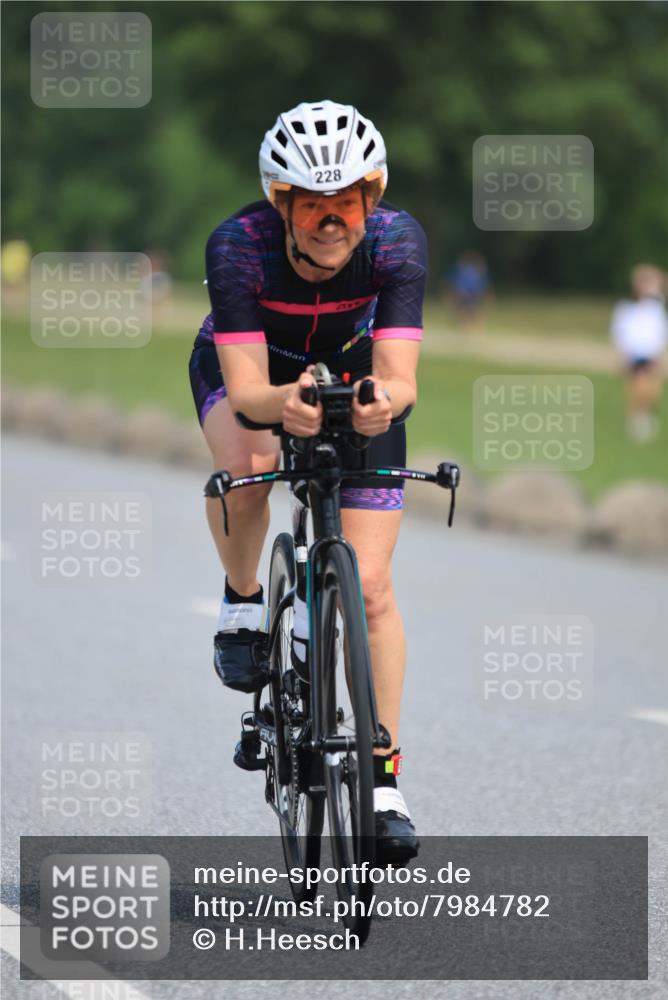 21.06.2025 - 27. Vierlanden-Triathlon H.Heesch http://msf.ph/oto/7984782 15.06.2025 11:23:45 Radfahren 204, 228, 780 meine-sportfotos.de