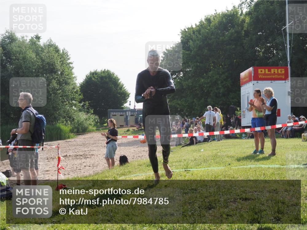 15.06.2025 - 27. Vierlanden-Triathlon KatJ http://msf.ph/oto/7984785 15.06.2025 08:58:09 Schwimmen 151, 157 meine-sportfotos.de