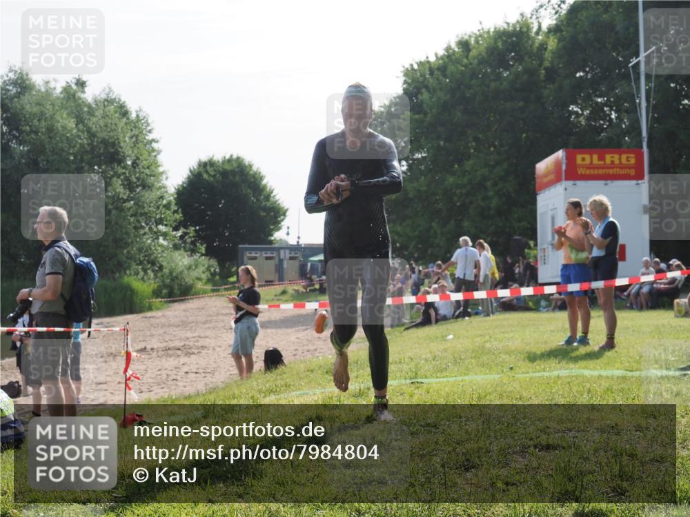 15.06.2025 - 27. Vierlanden-Triathlon KatJ http://msf.ph/oto/7984804 15.06.2025 08:58:10 Schwimmen 151, 157 meine-sportfotos.de