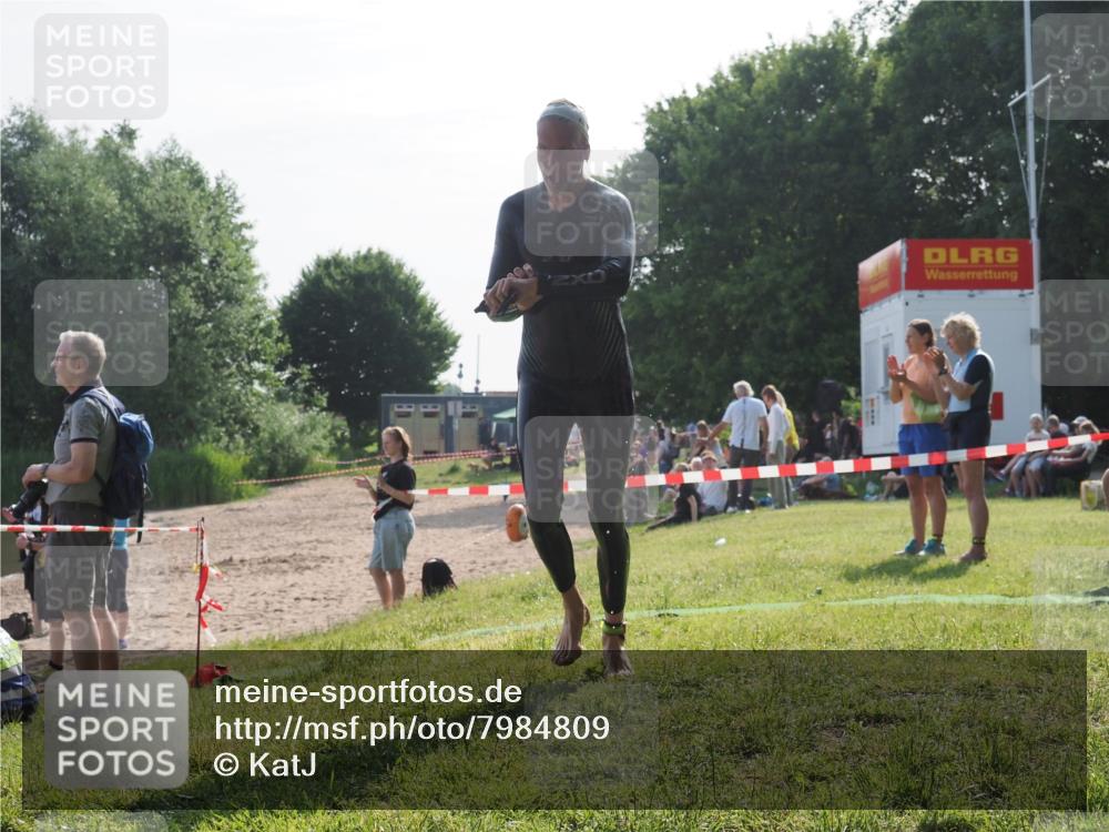 15.06.2025 - 27. Vierlanden-Triathlon KatJ http://msf.ph/oto/7984809 15.06.2025 08:58:10 Schwimmen 151, 157 meine-sportfotos.de