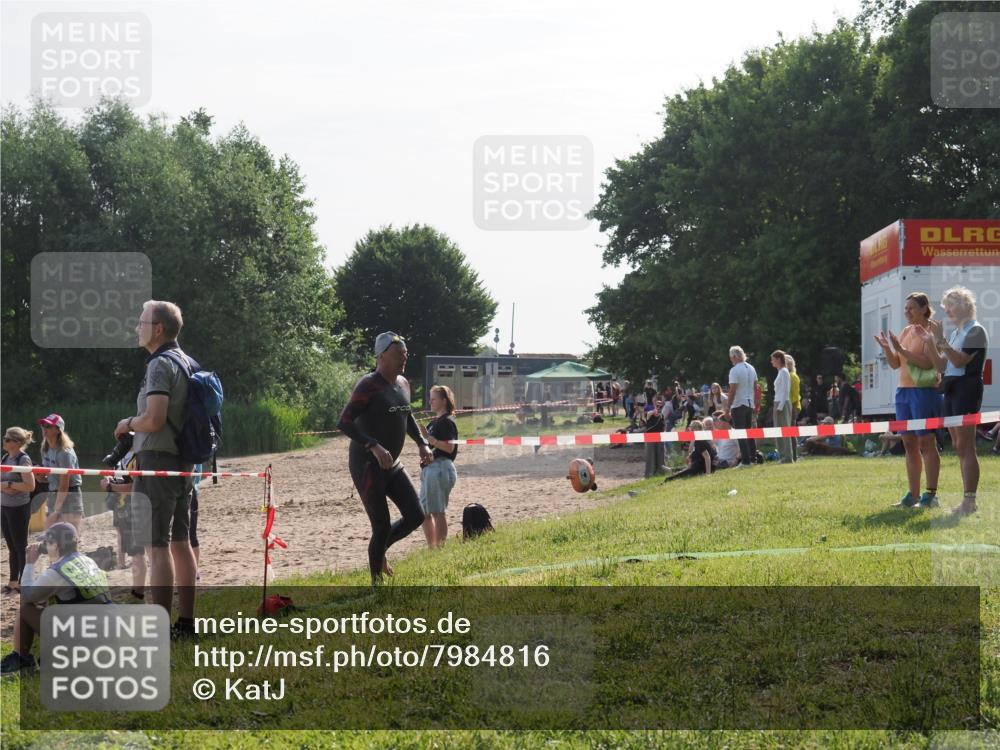 15.06.2025 - 27. Vierlanden-Triathlon KatJ http://msf.ph/oto/7984816 15.06.2025 08:58:14 Schwimmen 151, 157, 232 meine-sportfotos.de