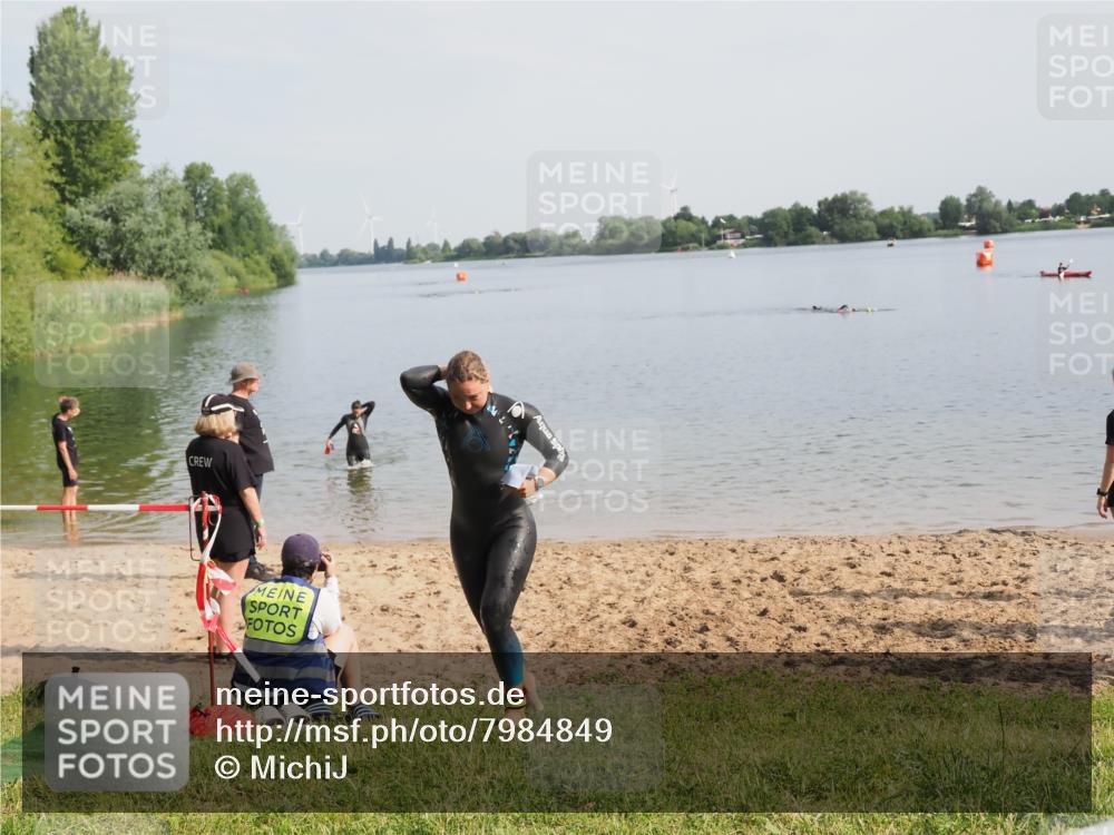 21.06.2025 - 27. Vierlanden-Triathlon MichiJ http://msf.ph/oto/7984849 15.06.2026 09:09:05 Schwimmen 199, 204 meine-sportfotos.de