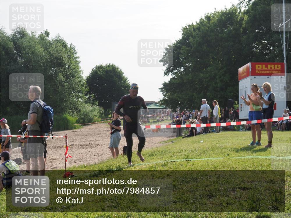15.06.2025 - 27. Vierlanden-Triathlon KatJ http://msf.ph/oto/7984857 15.06.2025 08:58:15 Schwimmen 151, 157, 232 meine-sportfotos.de