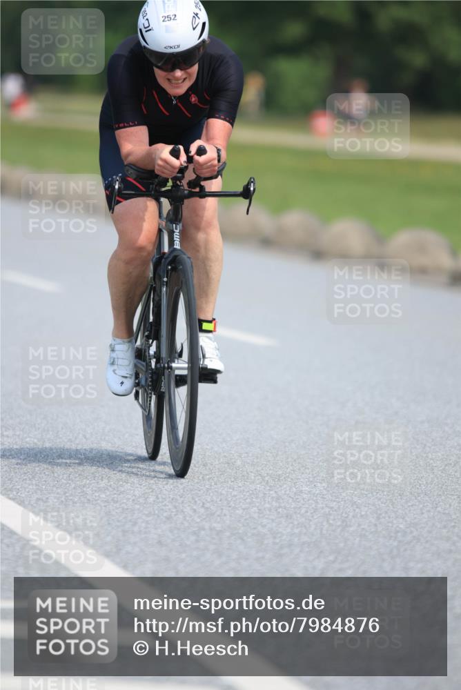 21.06.2025 - 27. Vierlanden-Triathlon H.Heesch http://msf.ph/oto/7984876 15.06.2025 11:24:52 Radfahren 199, 252, 693 meine-sportfotos.de