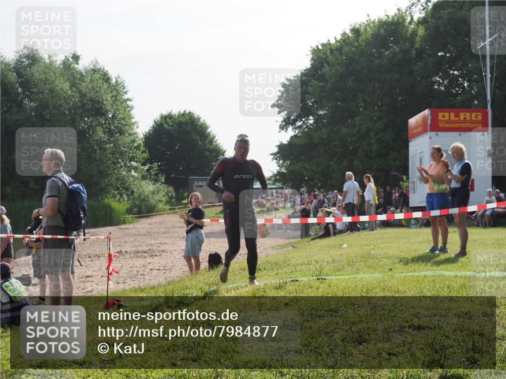 15.06.2025 - 27. Vierlanden-Triathlon KatJ http://msf.ph/oto/7984877 15.06.2025 08:58:15 Schwimmen 151, 157, 232 meine-sportfotos.de