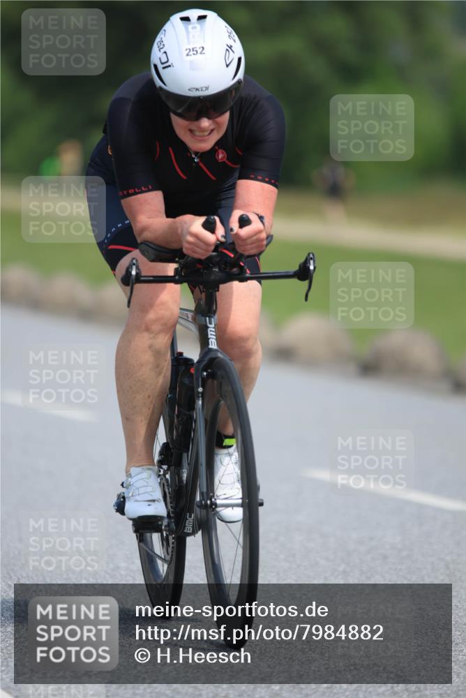 21.06.2025 - 27. Vierlanden-Triathlon H.Heesch http://msf.ph/oto/7984882 15.06.2025 11:24:53 Radfahren 199, 252, 693 meine-sportfotos.de