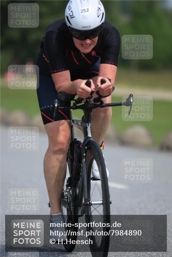 21.06.2025 - 27. Vierlanden-Triathlon H.Heesch http://msf.ph/oto/7984890 15.06.2025 11:24:53 Radfahren 199, 252, 693 meine-sportfotos.de