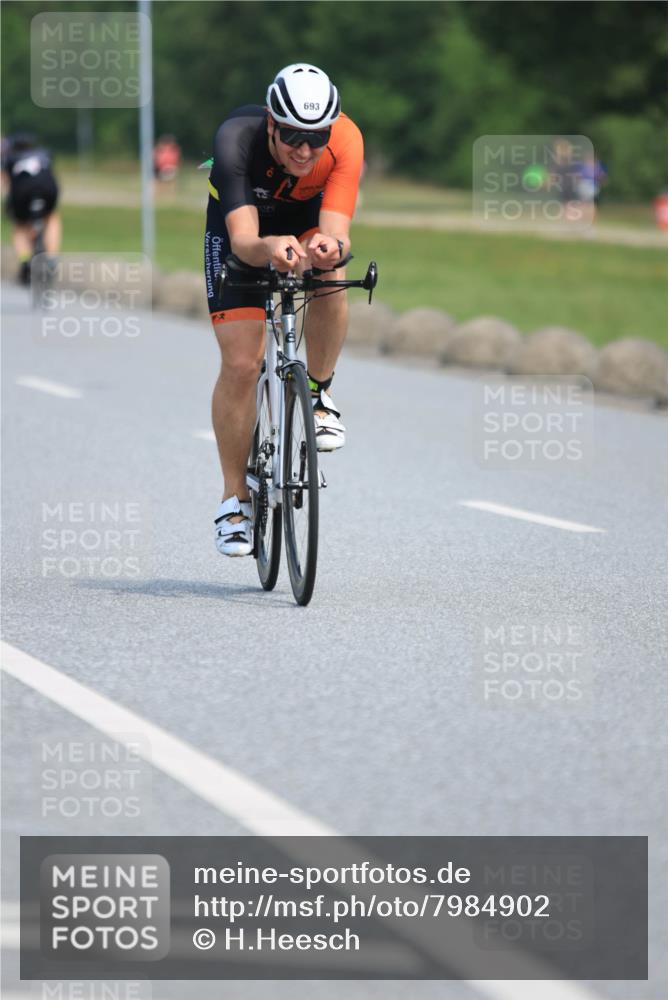 21.06.2025 - 27. Vierlanden-Triathlon H.Heesch http://msf.ph/oto/7984902 15.06.2025 11:24:59 Radfahren 22, 81, 693, 970 meine-sportfotos.de