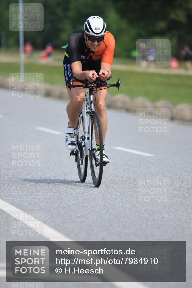 21.06.2025 - 27. Vierlanden-Triathlon H.Heesch http://msf.ph/oto/7984910 15.06.2025 11:24:59 Radfahren 22, 81, 693, 970 meine-sportfotos.de
