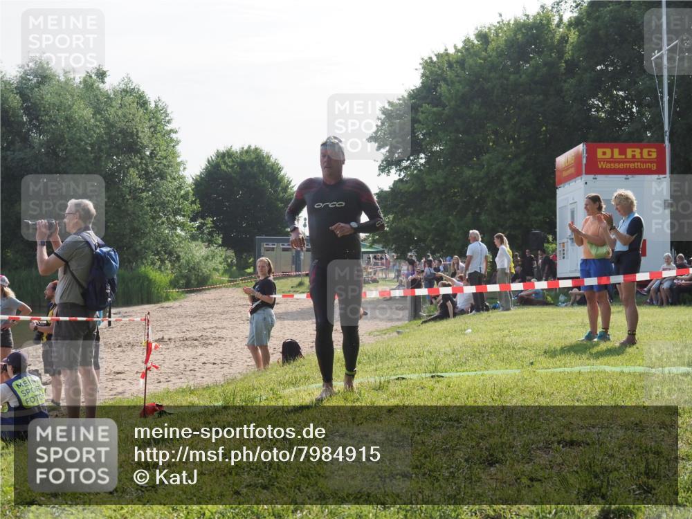 15.06.2025 - 27. Vierlanden-Triathlon KatJ http://msf.ph/oto/7984915 15.06.2025 08:58:16 Schwimmen 151, 157, 232 meine-sportfotos.de