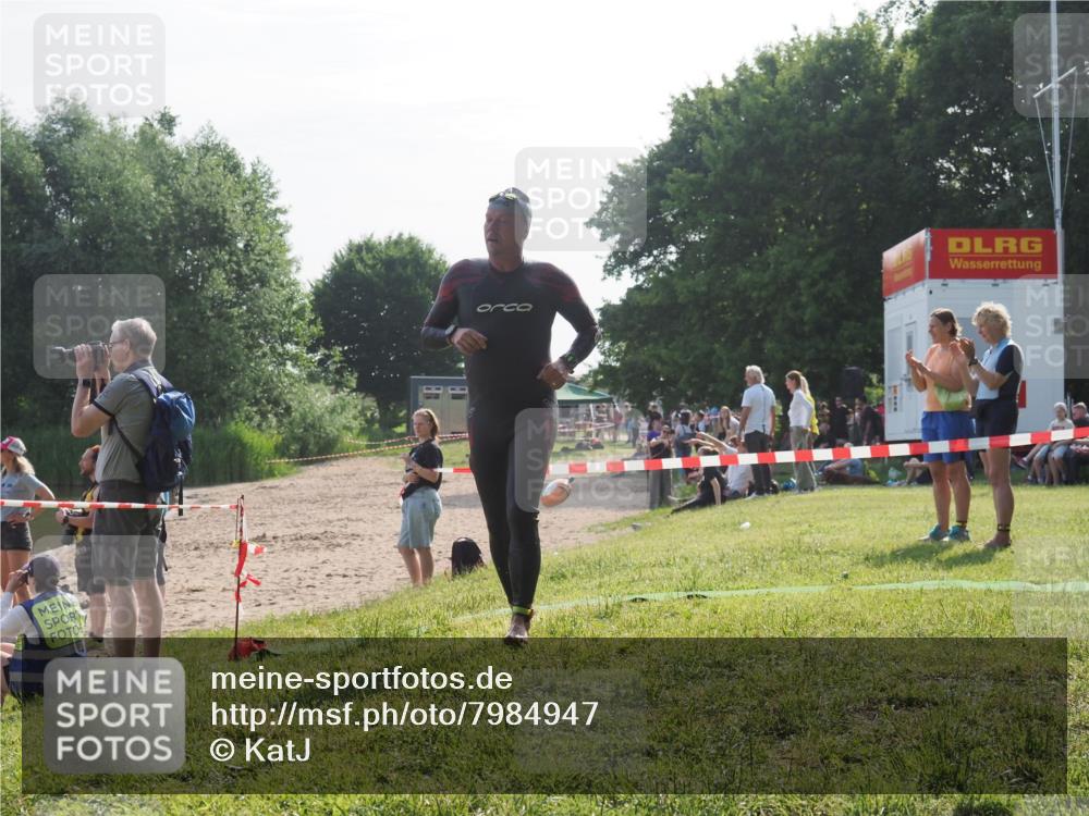 15.06.2025 - 27. Vierlanden-Triathlon KatJ http://msf.ph/oto/7984947 15.06.2025 08:58:16 Schwimmen 151, 157, 232 meine-sportfotos.de