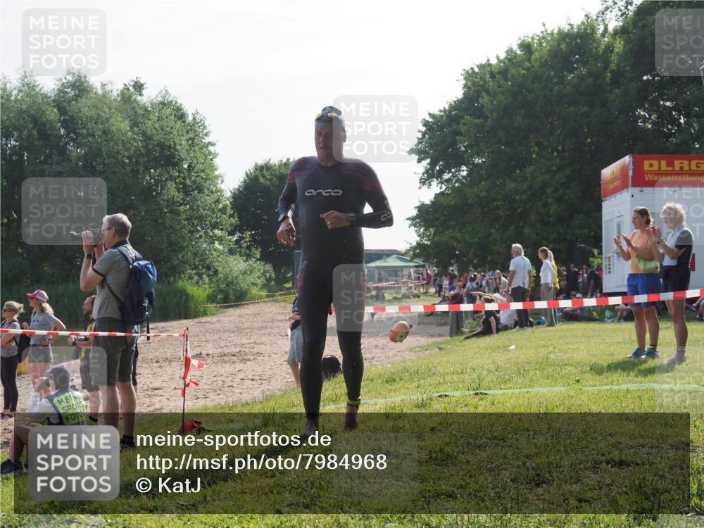 15.06.2025 - 27. Vierlanden-Triathlon KatJ http://msf.ph/oto/7984968 15.06.2025 08:58:17 Schwimmen 151, 157, 232 meine-sportfotos.de