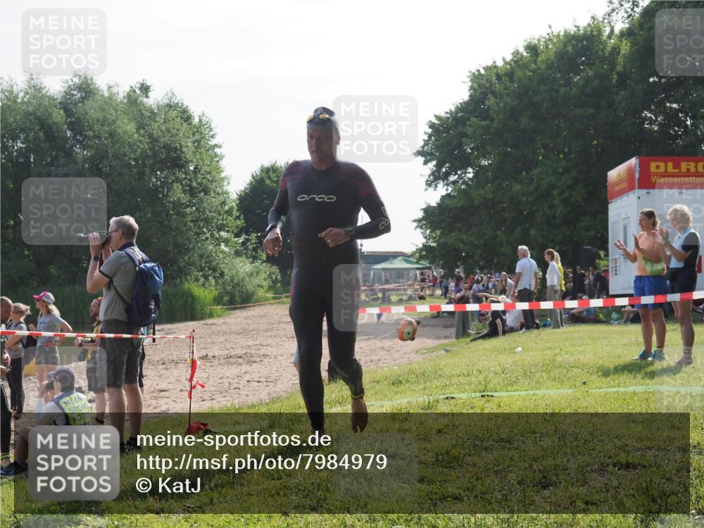 15.06.2025 - 27. Vierlanden-Triathlon KatJ http://msf.ph/oto/7984979 15.06.2025 08:58:17 Schwimmen 151, 157, 232 meine-sportfotos.de