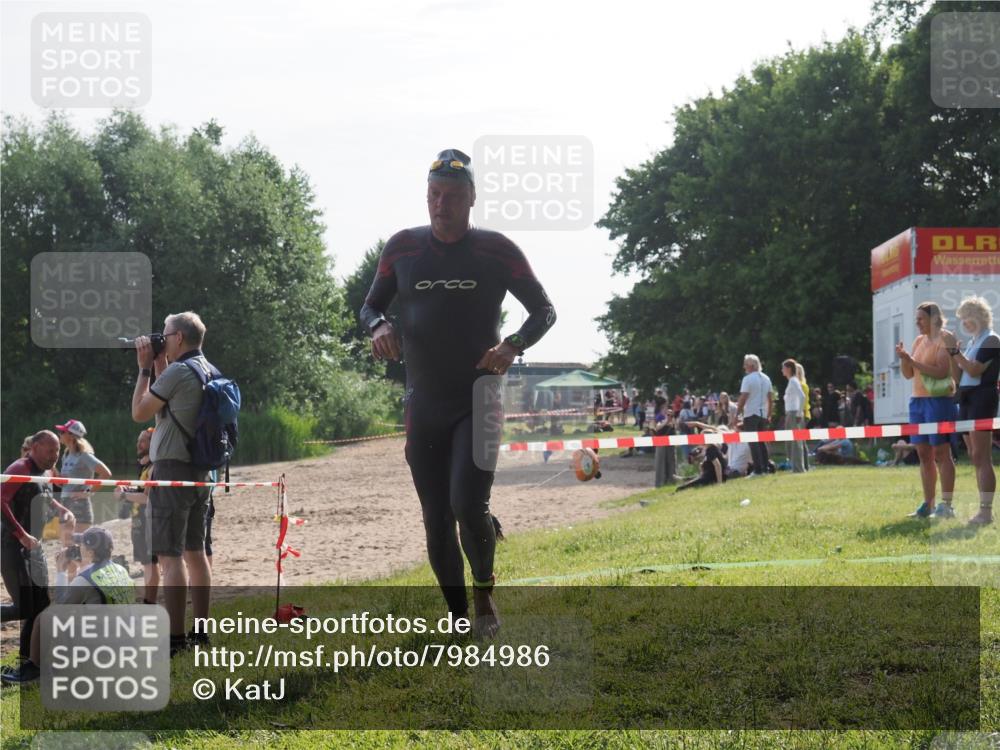 15.06.2025 - 27. Vierlanden-Triathlon KatJ http://msf.ph/oto/7984986 15.06.2025 08:58:17 Schwimmen 151, 157, 232 meine-sportfotos.de