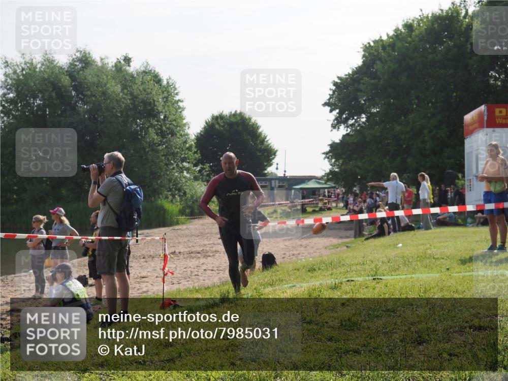 15.06.2025 - 27. Vierlanden-Triathlon KatJ http://msf.ph/oto/7985031 15.06.2025 08:58:19 Schwimmen 151, 232 meine-sportfotos.de