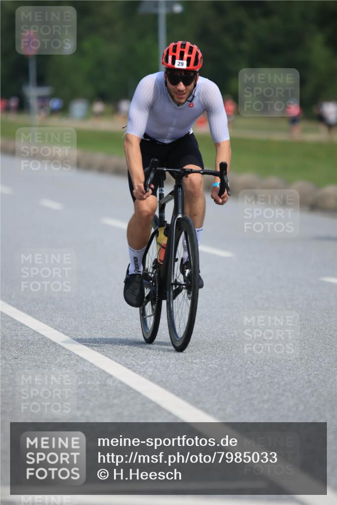 21.06.2025 - 27. Vierlanden-Triathlon H.Heesch http://msf.ph/oto/7985033 15.06.2025 11:25:08 Radfahren 22, 29, 726, 944, 970 meine-sportfotos.de
