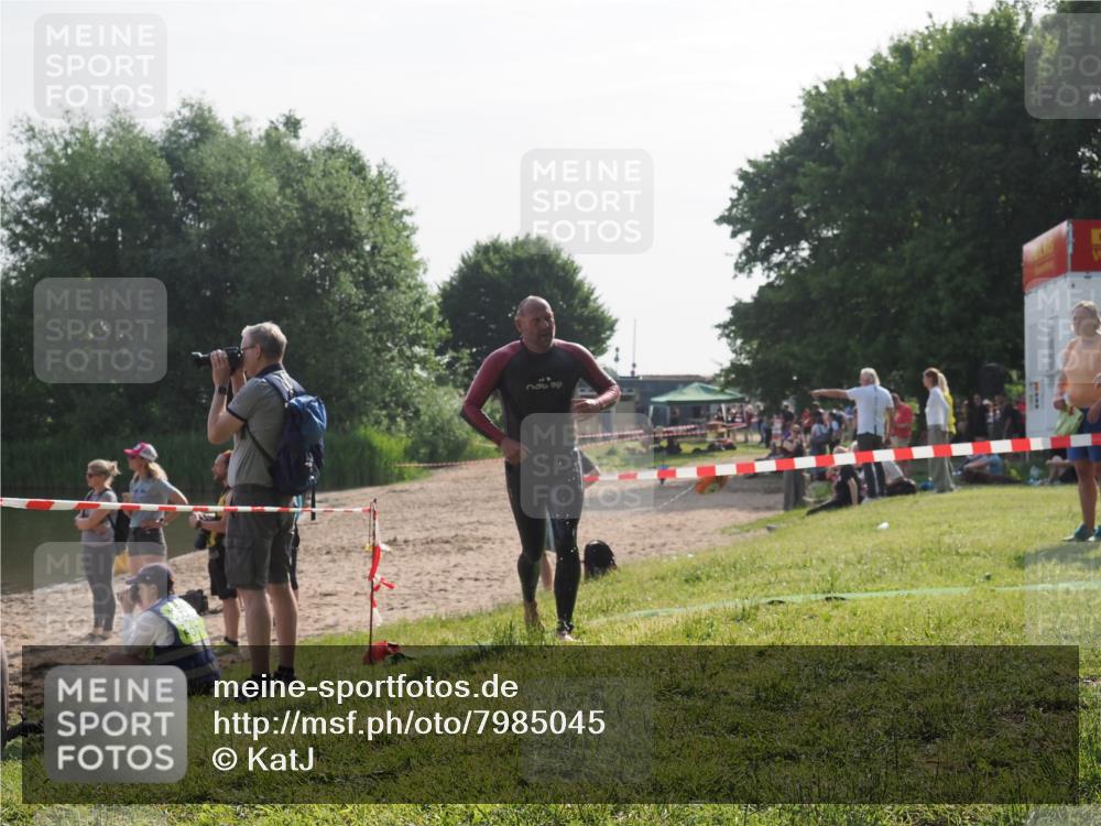 15.06.2025 - 27. Vierlanden-Triathlon KatJ http://msf.ph/oto/7985045 15.06.2025 08:58:19 Schwimmen 151, 232 meine-sportfotos.de