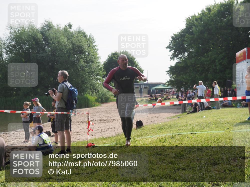15.06.2025 - 27. Vierlanden-Triathlon KatJ http://msf.ph/oto/7985060 15.06.2025 08:58:20 Schwimmen 151, 232 meine-sportfotos.de