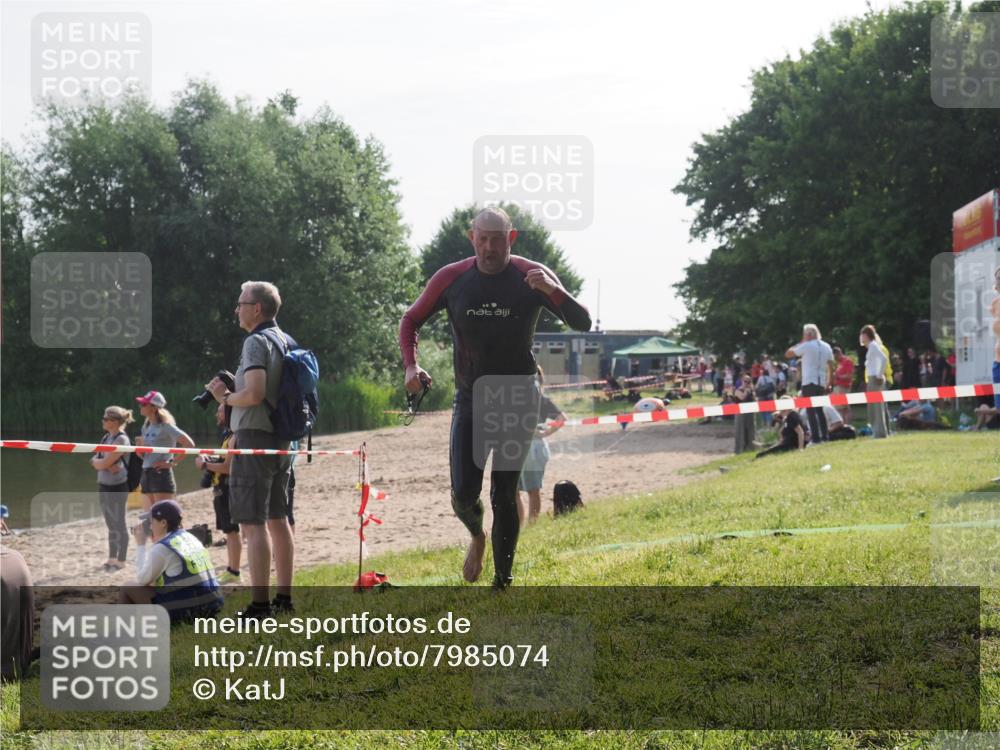 15.06.2025 - 27. Vierlanden-Triathlon KatJ http://msf.ph/oto/7985074 15.06.2025 08:58:20 Schwimmen 151, 232 meine-sportfotos.de