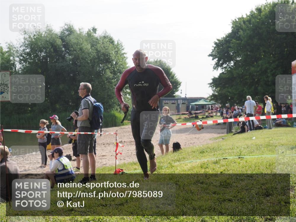 15.06.2025 - 27. Vierlanden-Triathlon KatJ http://msf.ph/oto/7985089 15.06.2025 08:58:21 Schwimmen 151, 232 meine-sportfotos.de