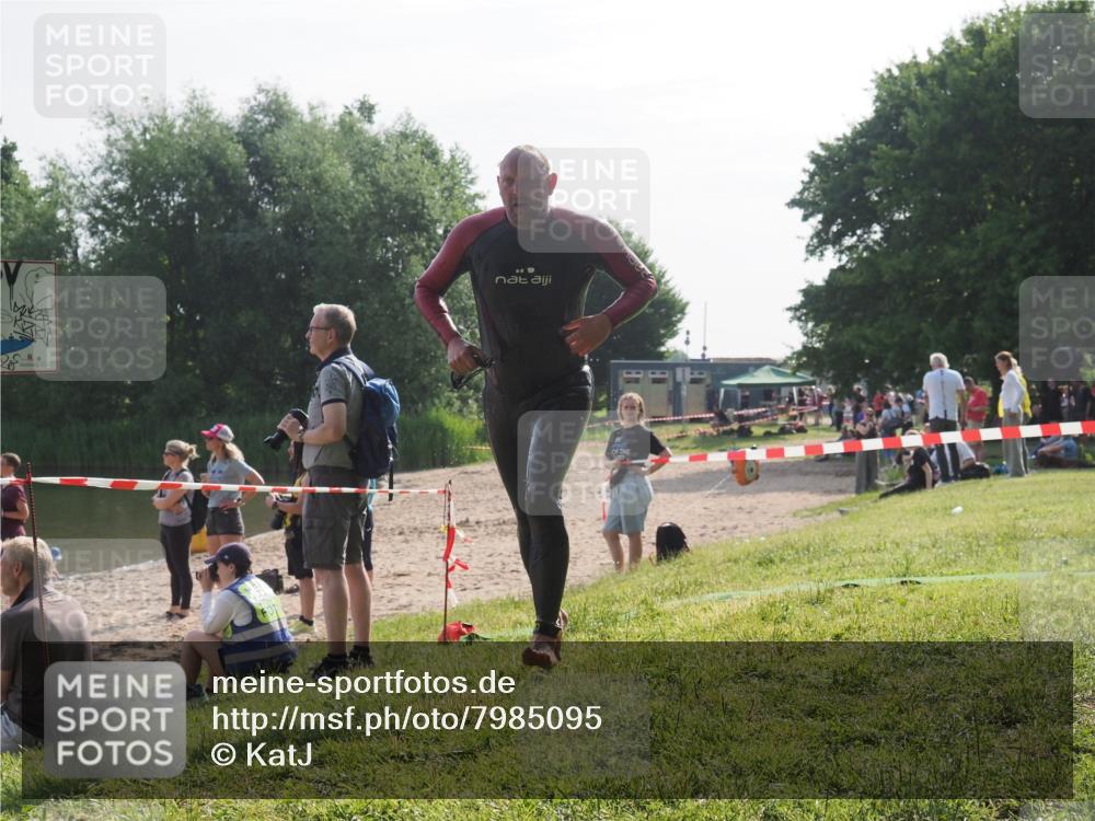 15.06.2025 - 27. Vierlanden-Triathlon KatJ http://msf.ph/oto/7985095 15.06.2025 08:58:21 Schwimmen 151, 232 meine-sportfotos.de
