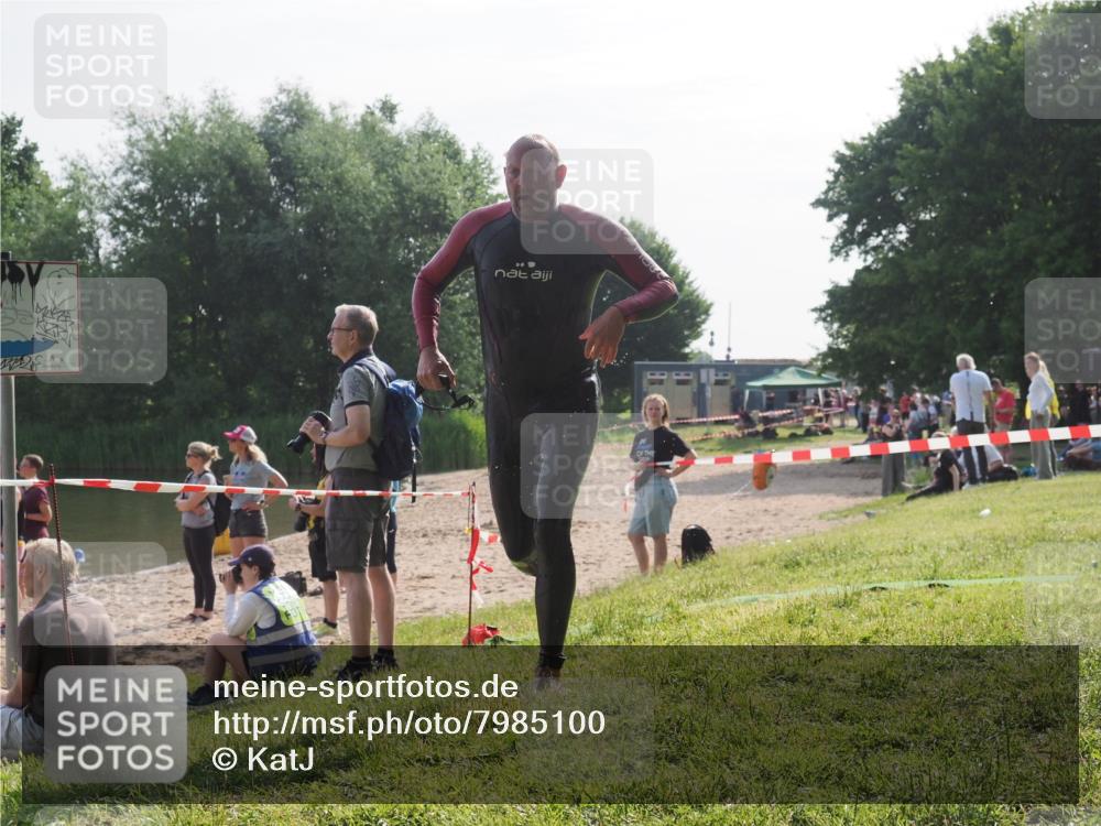 15.06.2025 - 27. Vierlanden-Triathlon KatJ http://msf.ph/oto/7985100 15.06.2025 08:58:21 Schwimmen 151, 232 meine-sportfotos.de