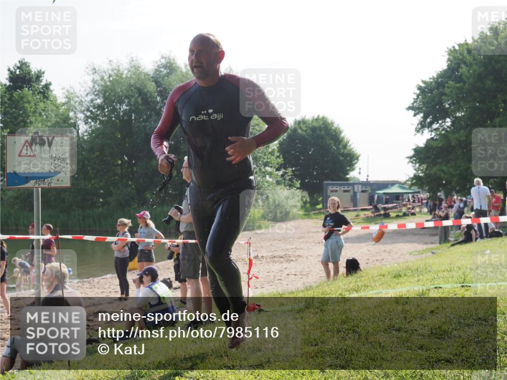15.06.2025 - 27. Vierlanden-Triathlon KatJ http://msf.ph/oto/7985116 15.06.2025 08:58:21 Schwimmen 151, 232 meine-sportfotos.de
