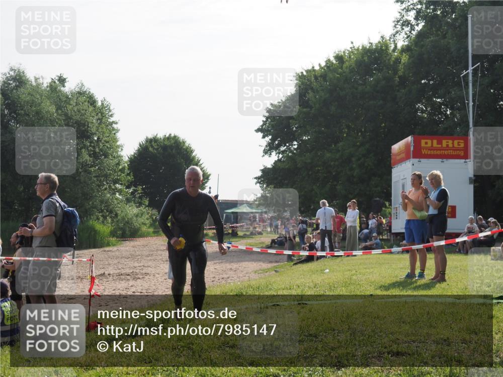 15.06.2025 - 27. Vierlanden-Triathlon KatJ http://msf.ph/oto/7985147 15.06.2025 08:58:54 Schwimmen 208, 236 meine-sportfotos.de