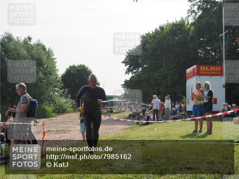 15.06.2025 - 27. Vierlanden-Triathlon KatJ http://msf.ph/oto/7985162 15.06.2025 08:58:55 Schwimmen 208, 236 meine-sportfotos.de