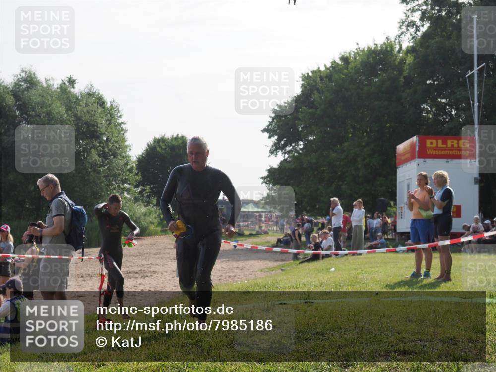 15.06.2025 - 27. Vierlanden-Triathlon KatJ http://msf.ph/oto/7985186 15.06.2025 08:58:55 Schwimmen 208, 236 meine-sportfotos.de