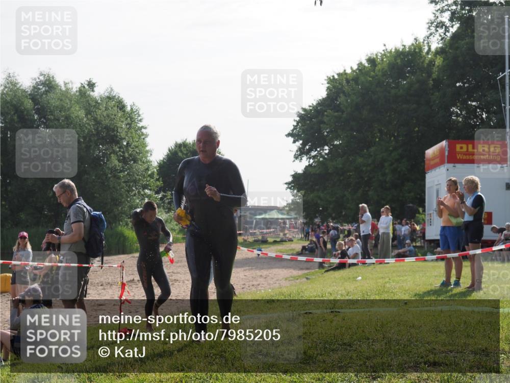 15.06.2025 - 27. Vierlanden-Triathlon KatJ http://msf.ph/oto/7985205 15.06.2025 08:58:55 Schwimmen 208, 236 meine-sportfotos.de