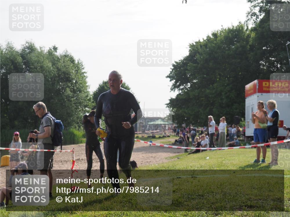 15.06.2025 - 27. Vierlanden-Triathlon KatJ http://msf.ph/oto/7985214 15.06.2025 08:58:56 Schwimmen 208, 236 meine-sportfotos.de