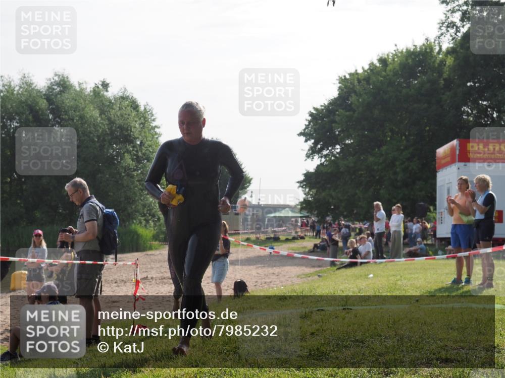 15.06.2025 - 27. Vierlanden-Triathlon KatJ http://msf.ph/oto/7985232 15.06.2025 08:58:56 Schwimmen 208, 236 meine-sportfotos.de