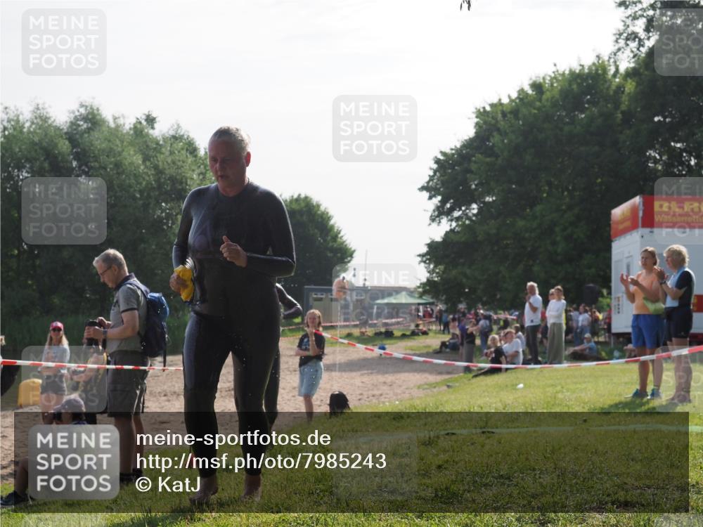 15.06.2025 - 27. Vierlanden-Triathlon KatJ http://msf.ph/oto/7985243 15.06.2025 08:58:56 Schwimmen 208, 236 meine-sportfotos.de